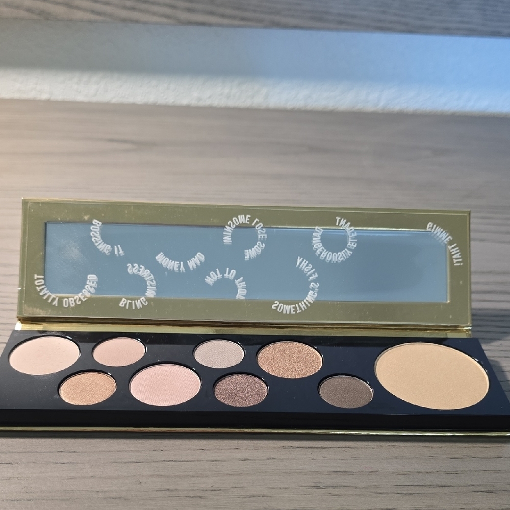 MAC Cosmetics Power Hungry Eyeshadow Palette - Picture 4 of 4
